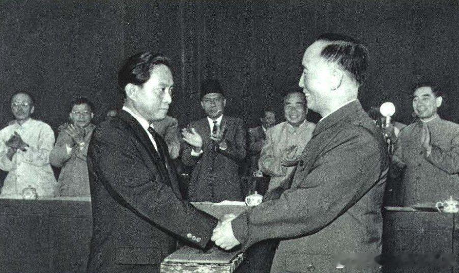 1963年9月5日中国科学院在人民大会堂举行隆重仪式，授予印度尼西亚共产党中央委