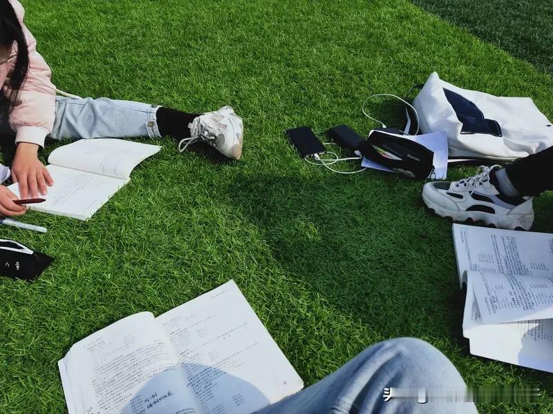 黄一鸣自曝大四实习期怀孕 黄一鸣自曝大四实习期怀孕这事可太有话题度了。据说她当时