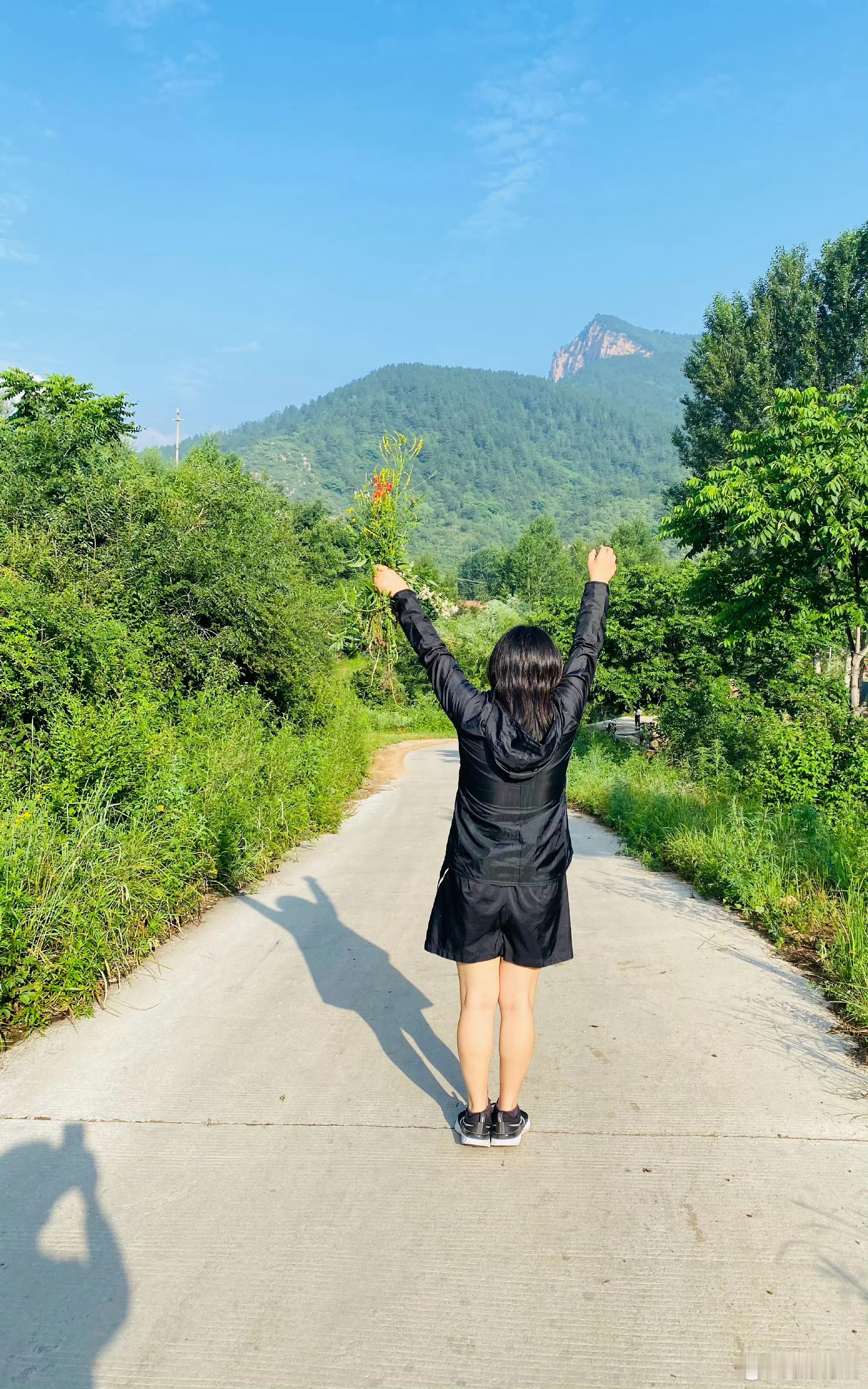 早上好。一睁眼就九点，睡了整整十个小时。还好我的员工都很懂事，没打扰我。看来新公