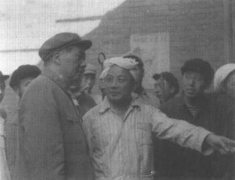 1958年10月30日，毛泽东在中直机关小炼钢厂视察，听取厂长叶子龙的汇报