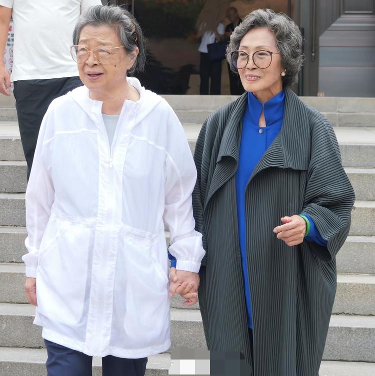 贺龙元帅的两个女儿，贺黎明与贺晓明。