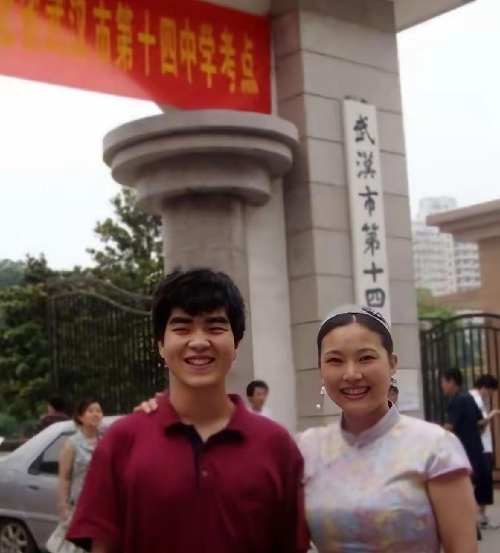1988年，武汉女教师在医院生下一个小男孩。谁知，丈夫突然在她耳边说：“老婆，把