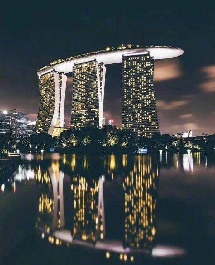 因工作到过新加坡并接触当地人，最鲜明的感受是：他们似乎在有意拉开同中国的距离，明