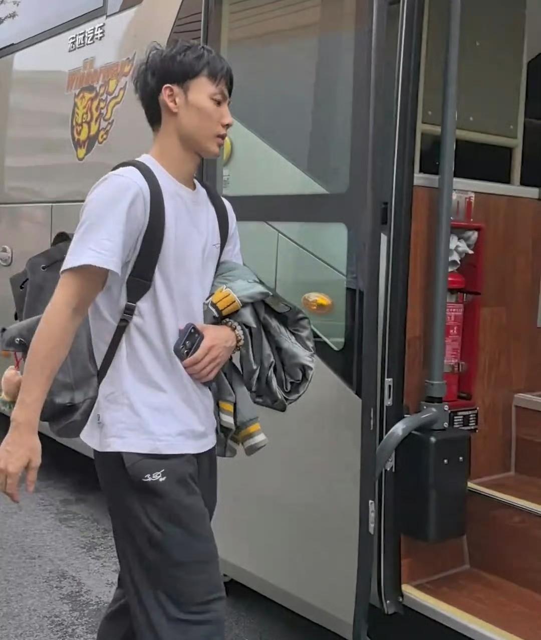 广东男篮的季后赛之旅已经到了关键节点，明天晚上客场对阵北京的首战，几乎决定了他们