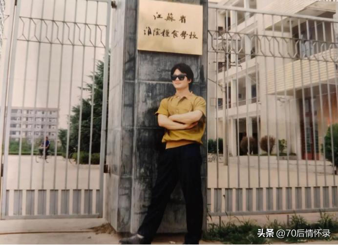 八十年代中专：普通家庭，最沉甸甸的希望。一纸中专录取通知书，改写一代人命运。那时