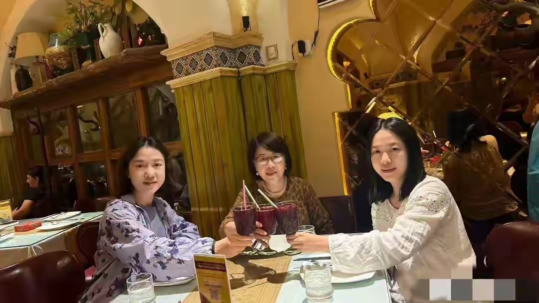 翁帆带父母新疆旅游，穿紫色碎花裙，好年轻漂亮，一点也不像50岁 