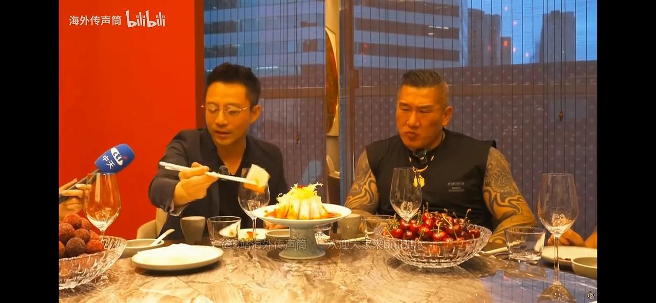 汪小菲，很暖心！
6月12日，汪小菲在上海麻六记餐厅招待来自中国台湾省的网红馆长