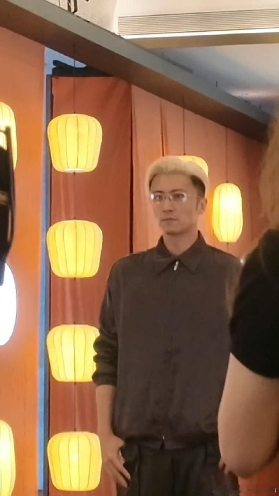 泉州偶遇谢霆锋泉州偶遇谢霆锋，黑珍珠餐厅活动现场状态也太能打了吧！新发色又酷又帅