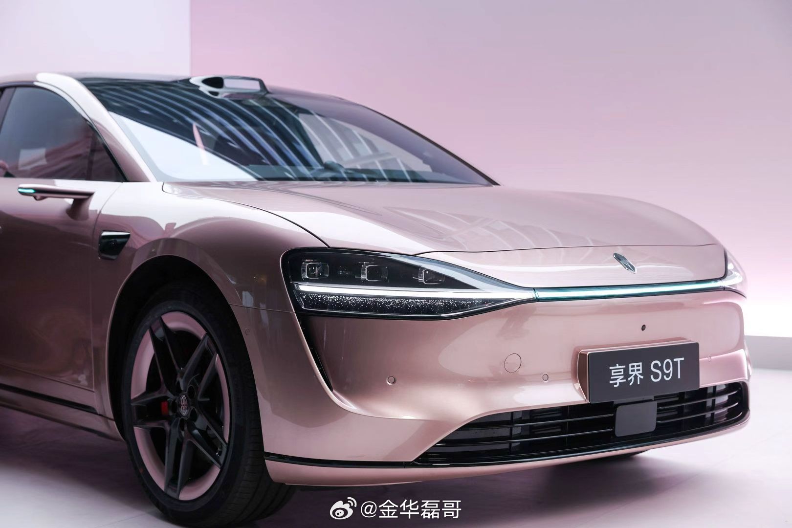 享界粉白新色正式发布春天最让人心动的事，是开车出门，让春风灌满车厢。车色太沉闷配