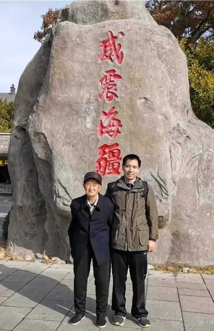 [微风]1979年，内蒙古一对夫妻生下儿子不想要，连夜送给村里刚丧子的贫农：“这