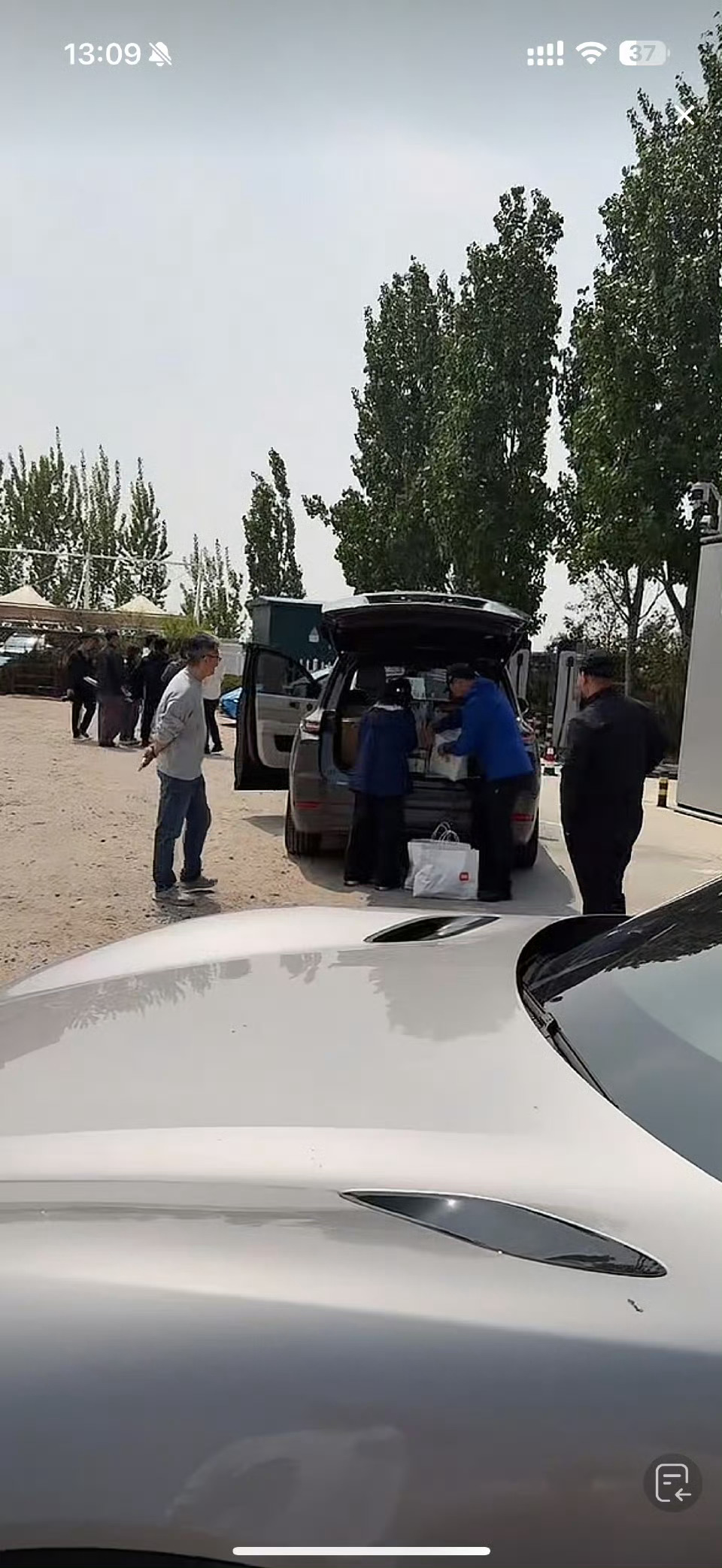 雷军直播用蔚来充电理想护航 有网友曝光，雷军此次小米SU7京沪续航挑战的车队情况