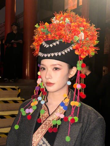 #林允明媚簪花少女#  分享的📸林允多巴胺配色簪花太好漂亮了吧，真的是我们的明