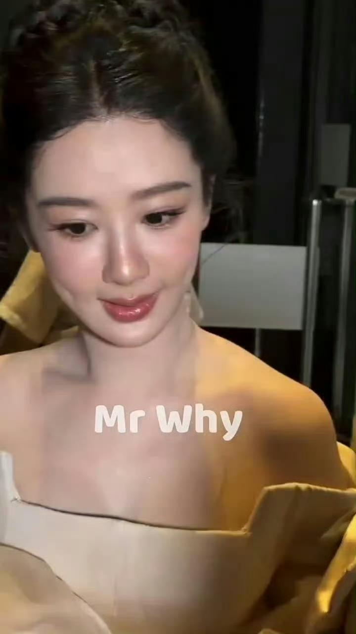 杨紫参加宝曼兰朵巴黎珠宝展生图状态，很耐心地给旁边的人签名，今天高珠配美人，公主