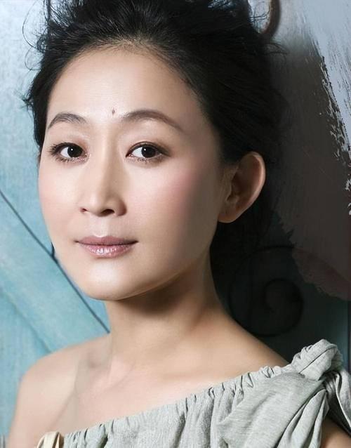 演员陈瑾说，1964年我生在济南的军人家庭 。父亲是教授，常年在新疆，一年也回不