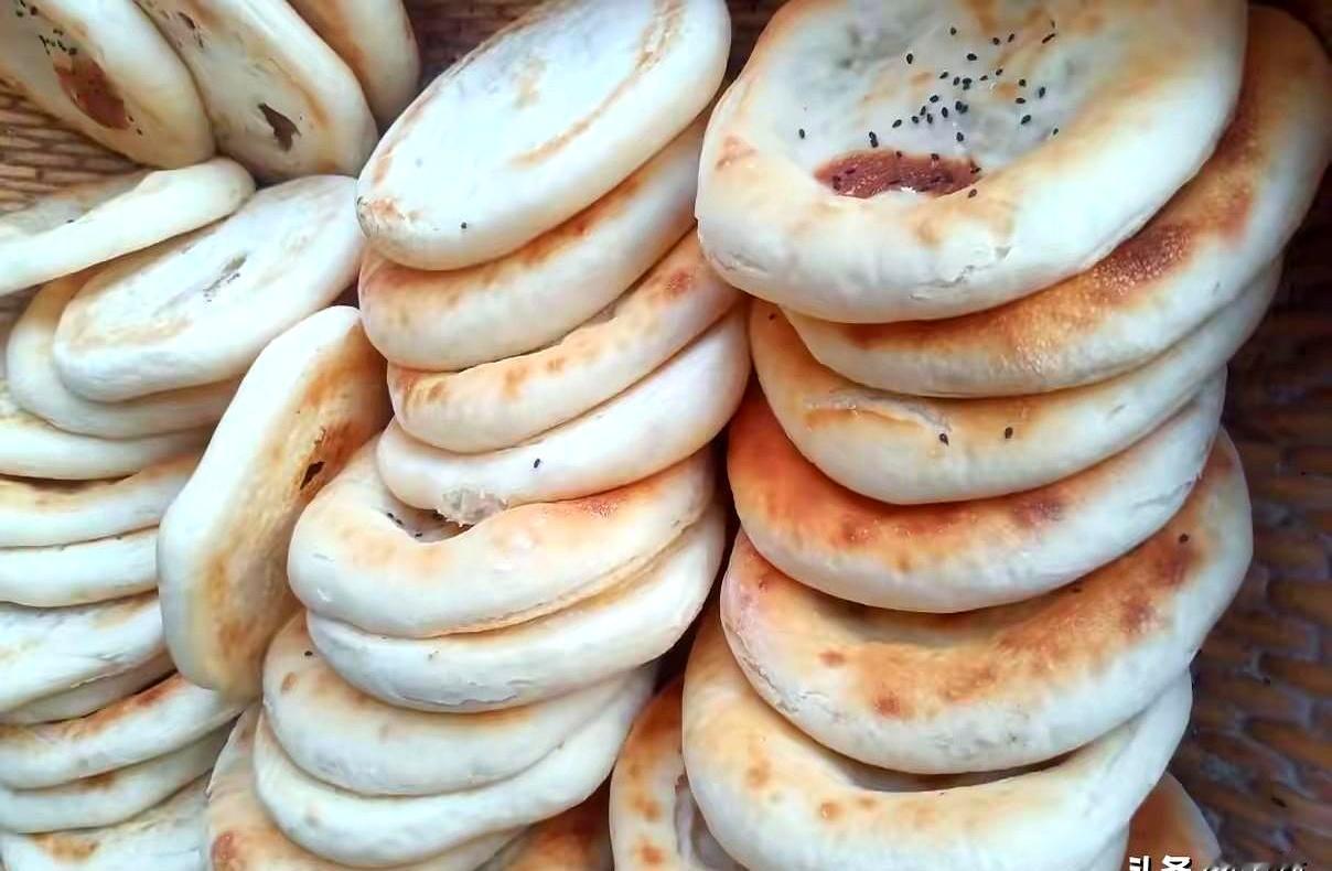 亲家母拎着簸箕饼子进门时，说自家磨面、柴火烙，香得城里买不到；家里人却没人爱吃，