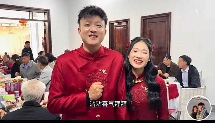 小松的越南订婚仪式如期举行，吸引了超过3万人数的粉丝看直播，宴席20桌，男女伴郎