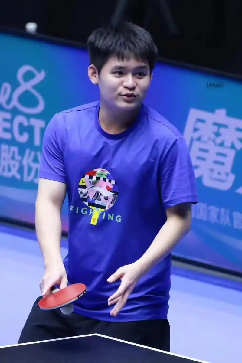 同同输球之后，温瑞博和陈垣宇也输了，国乒男队只剩向鹏这根独苗了，心里犹如进入了严