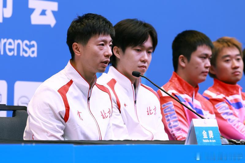 当记者问马龙“这枚男团金牌的分量”时，马龙答：“我相信大家来这看比赛，一定看的是