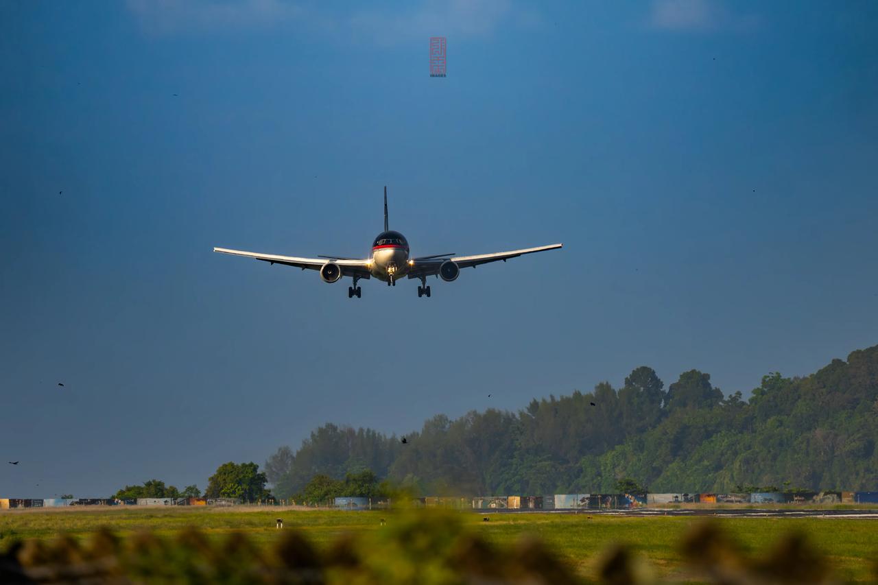 迎面飞来一架767，不，它是在迎着侧风降落🛬的。（跑道旁一百米原创拍摄）