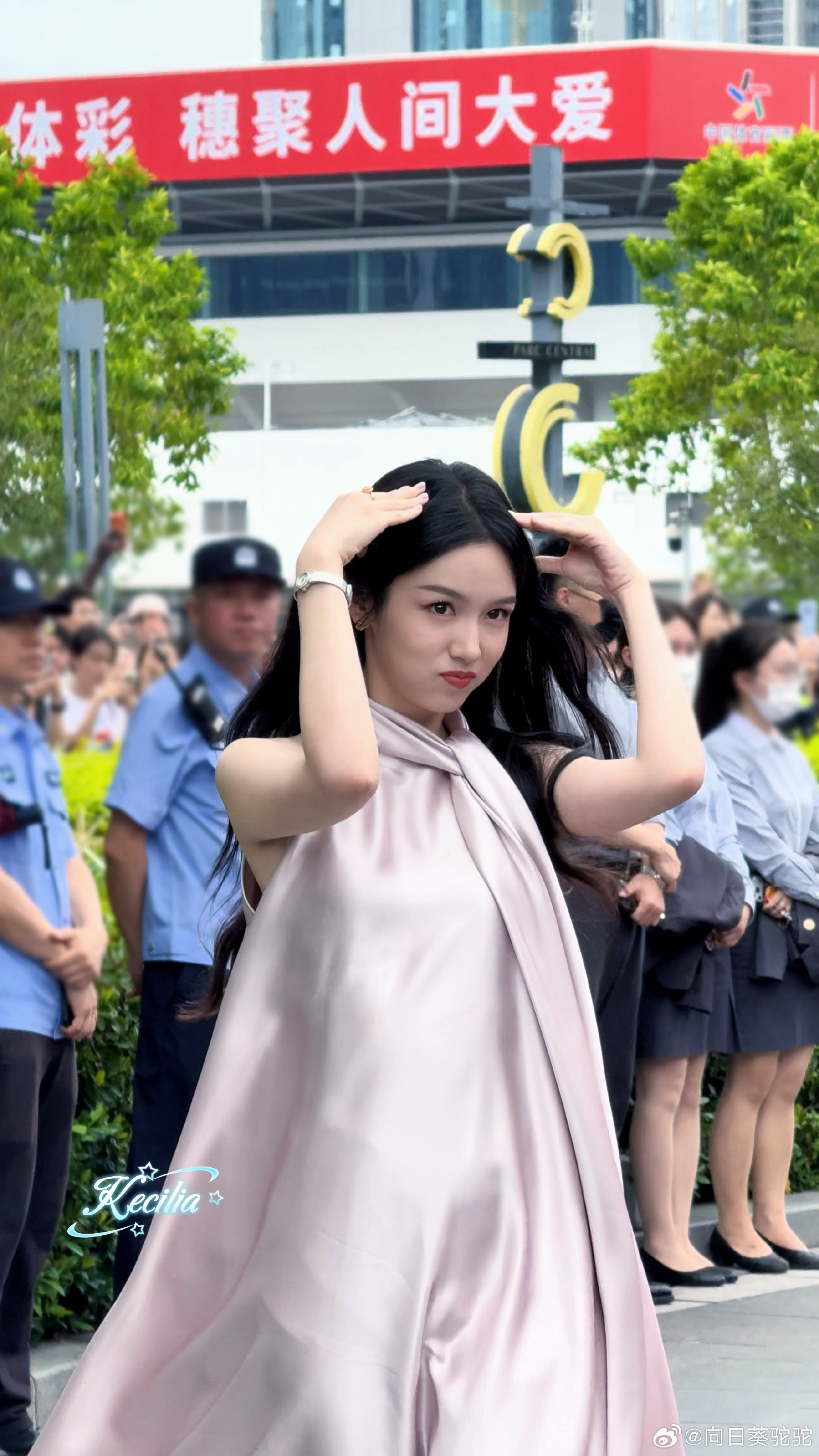 面对粉丝的镜头还是会萌萌的饭撒周也