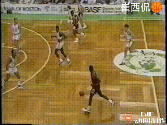 三人夹击！乔丹上反篮！
乔丹的突破，干净利落，没有一个多余的动作，连伯德都只能望