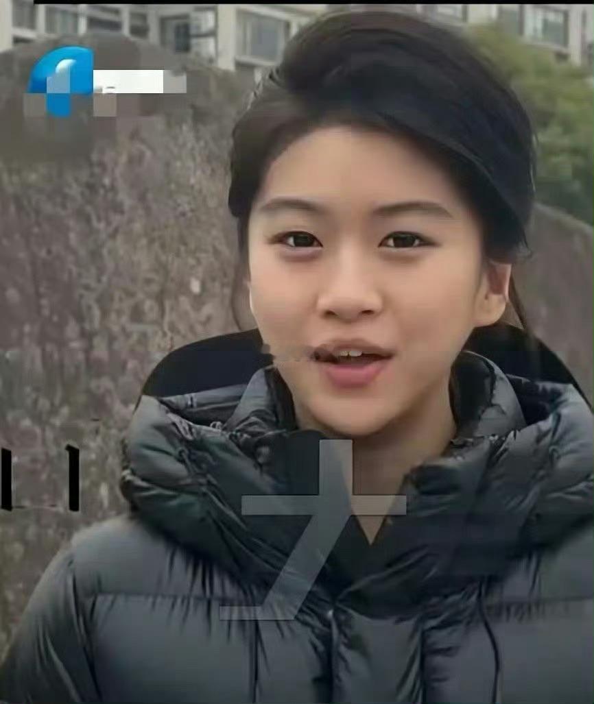 左边的是河南女生赵梓涵，中国传媒大学女生排名第一右边的是素颜被擦了五次的胡馨怡，