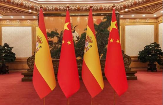 国际局势风云变幻，不少欧洲国家盲目追随美国脚步，唯独西班牙始终保持清醒。首相桑切