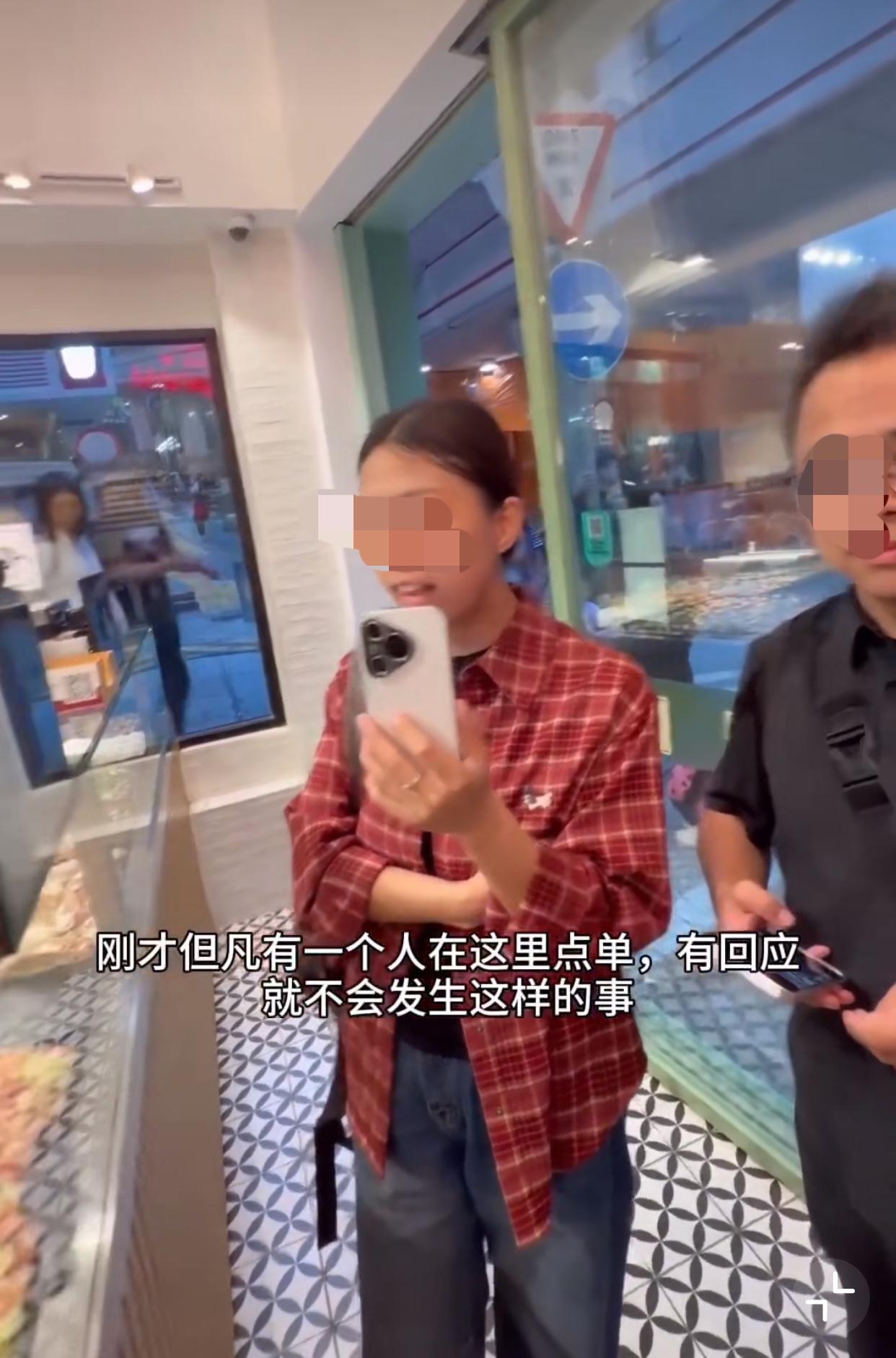 近日，一位香港的网友分享视频，在中环阁麟街的一家披萨店，一对内地游客进店用普通话