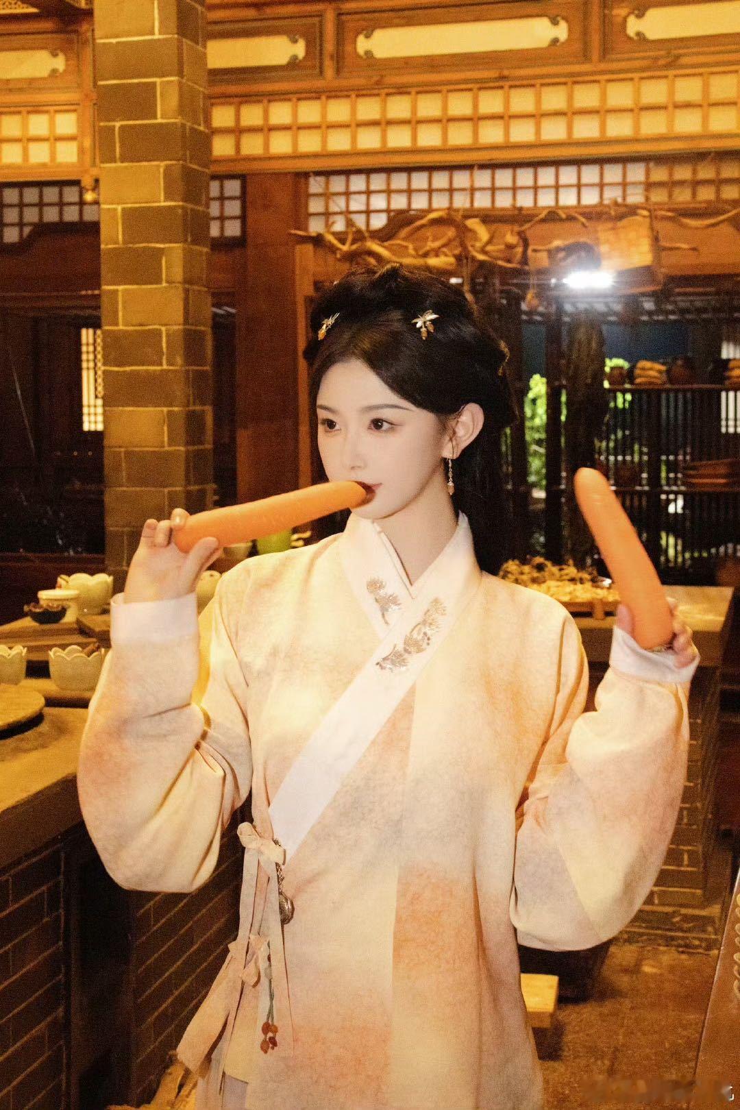 孔雪儿奶黄包原皮回归  看孔雪儿背着小挎包，穿着奶黄包原皮，蹦蹦跳跳的样子，真是