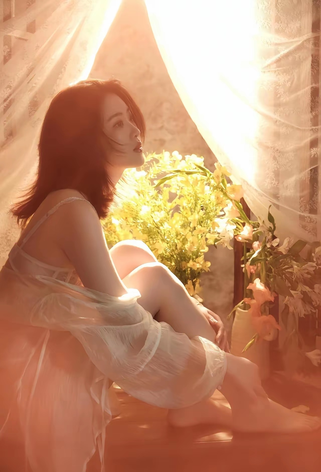 女人如花，却从不只是娇弱的模样，花有花期，人有岁月，她们会经历风雨的洗礼，会承受