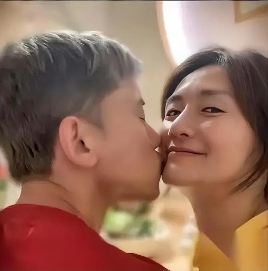 谢娜这次翻车，比综艺掉凳还响。

她本想秀“护夫大招”，却一脚踩进时光雷。

前