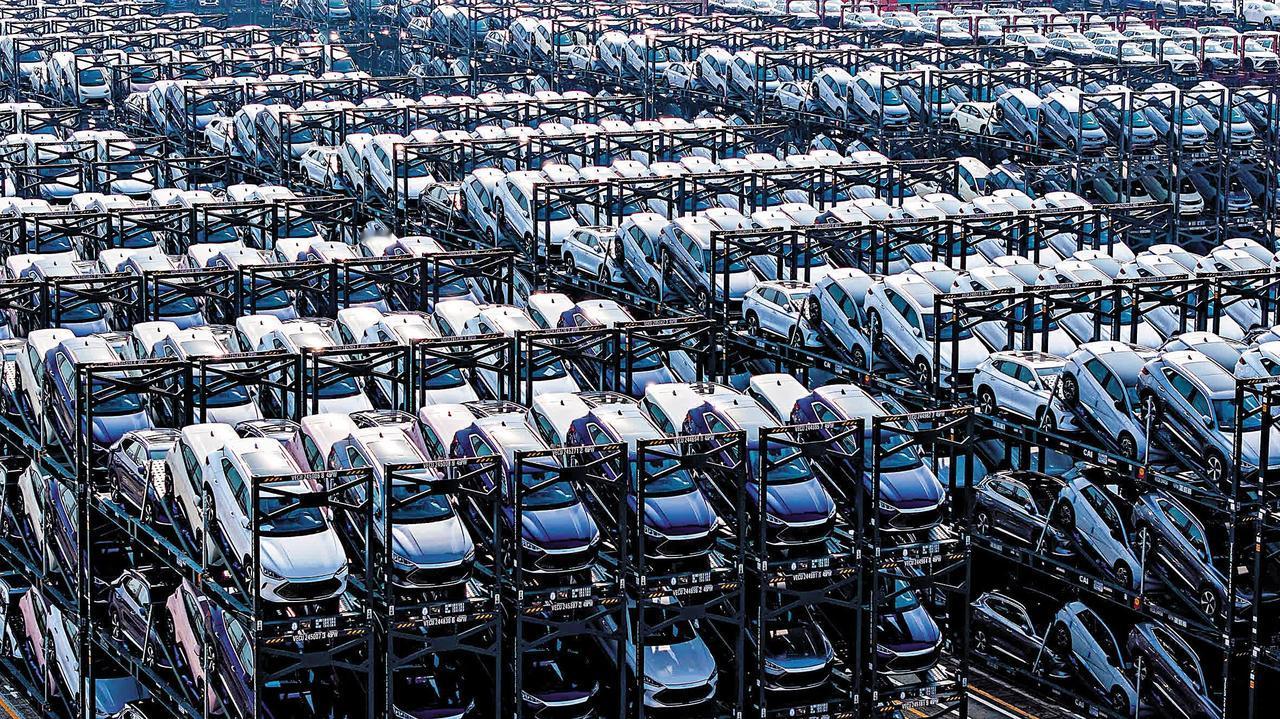 近日，网上有消息称，加拿大政府将准备对中国生产的电动车征收更高的关税，从而让加拿