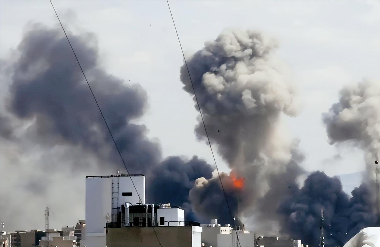 伊朗这次是真的不再藏着掖着，直接跟美国、以色列摊牌了。
 
事情的起因很简单，3