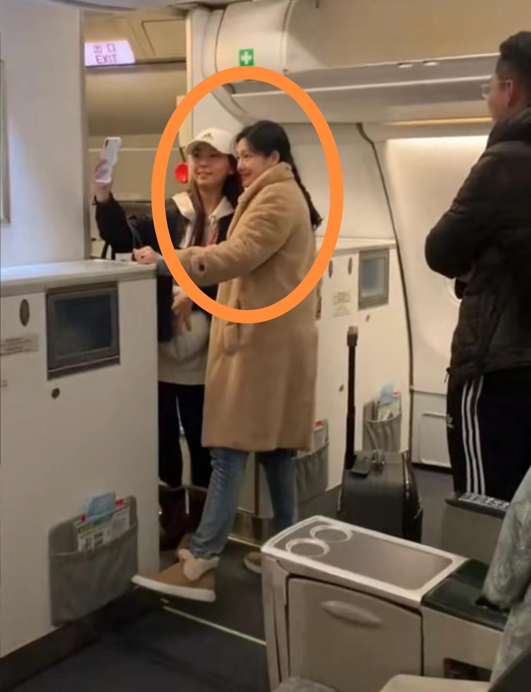 看到大S生前和汪小菲坐飞机时与粉丝亲密合影的画面，真的让人感慨万千。那时的她亲和