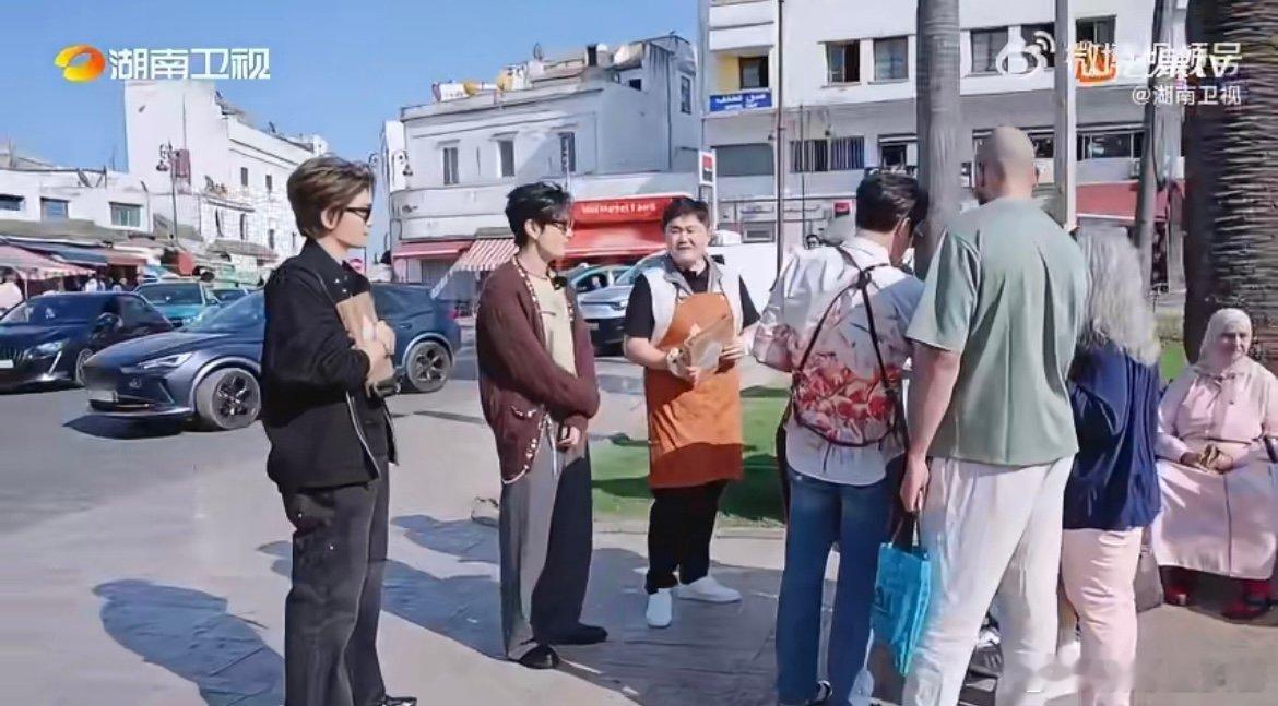 丁禹兮用英语助力介绍中国菜中餐厅名场面 张百乔生动讲解菜品特色，丁禹兮同步精准英