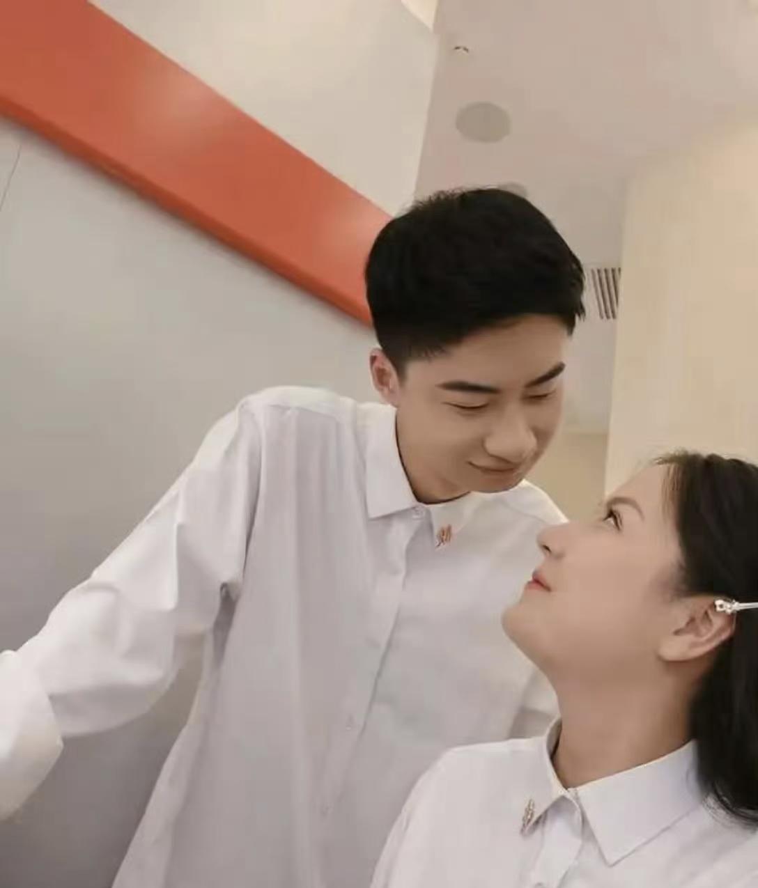 清华最孤独的实验室。
凌晨三点，庞众望在超净间调试传感器，精度指向0.1纳米。