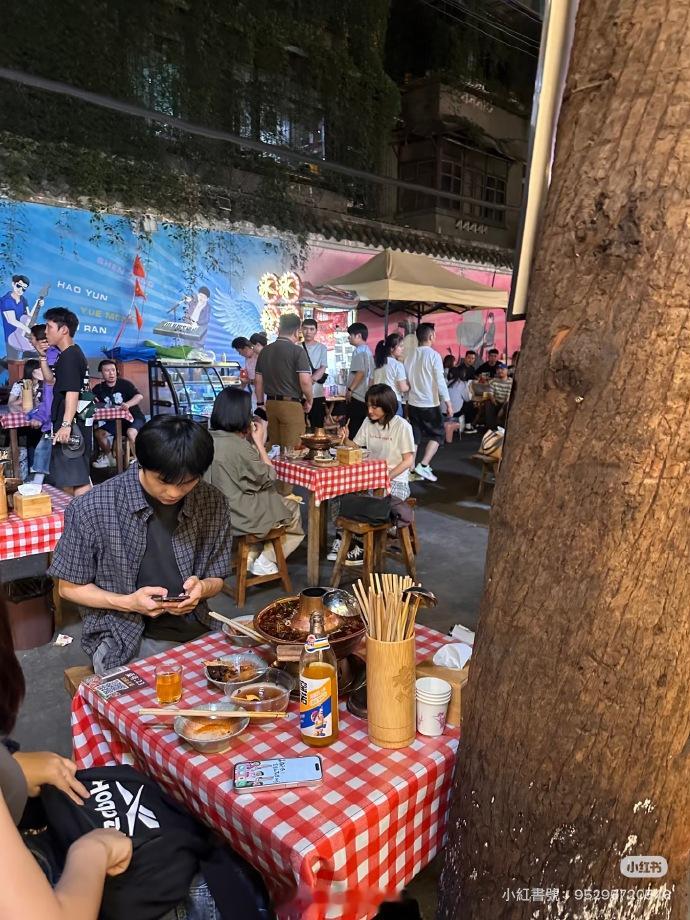偶遇周迅文淇拍戏偶遇周迅文淇拍电影 网友偶遇周迅文淇火锅店拍戏 《明天，会更好》