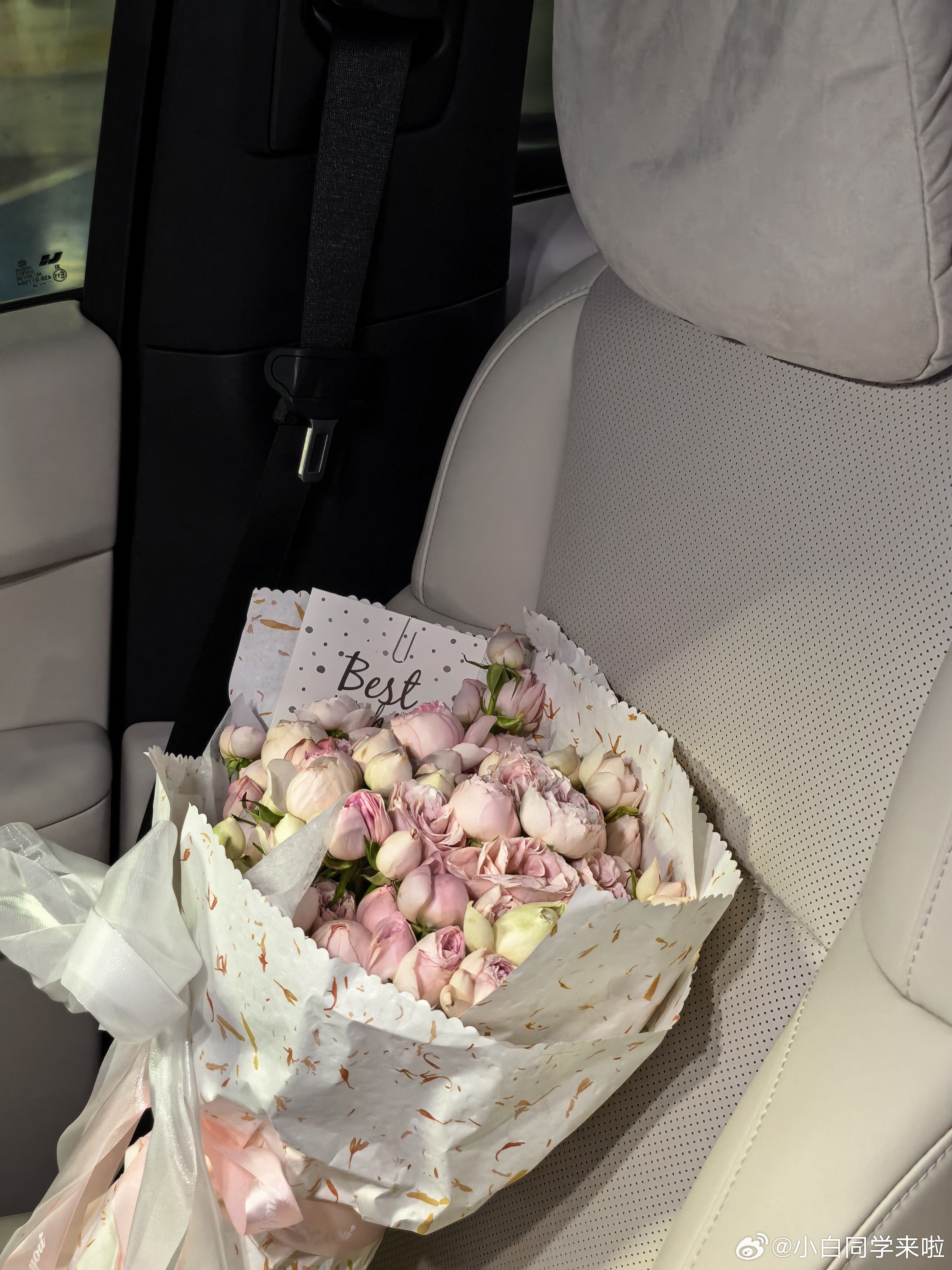 祝大家妇女节节日快乐，节日刚好遇上媳妇带孩子返深，去接机必须带个小花花啊。 