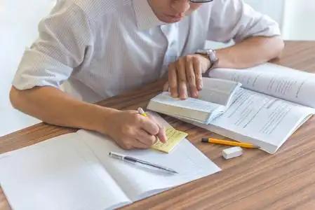 北大一位学霸说过一段非常犀利的话：
“你穿的再好，别人也只会多看你一眼，如果你书