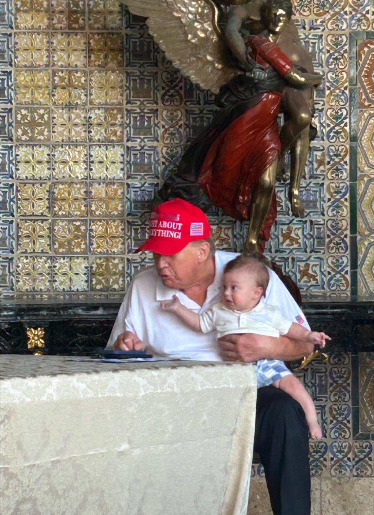 特朗普报着小孙子享受天伦之乐，像极了小区里那些大爷！看来哪个国度都逃不过隔辈亲！