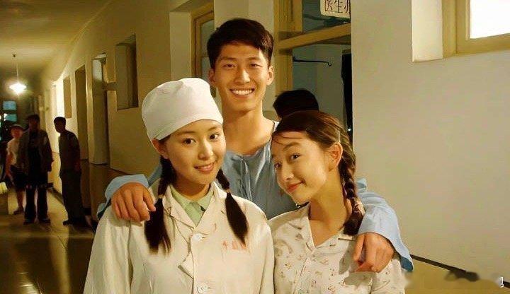 周冬雨 高叶脑原来周冬雨高叶在《山楂树之恋》就认识了啊~ 真的已经是很多年的好姐