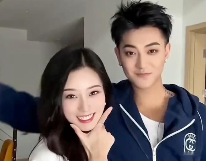 先看看黄子韬和徐艺洋。两人的绯闻炒作很久了，即使被拍到多次，两人也遮遮掩掩不回应