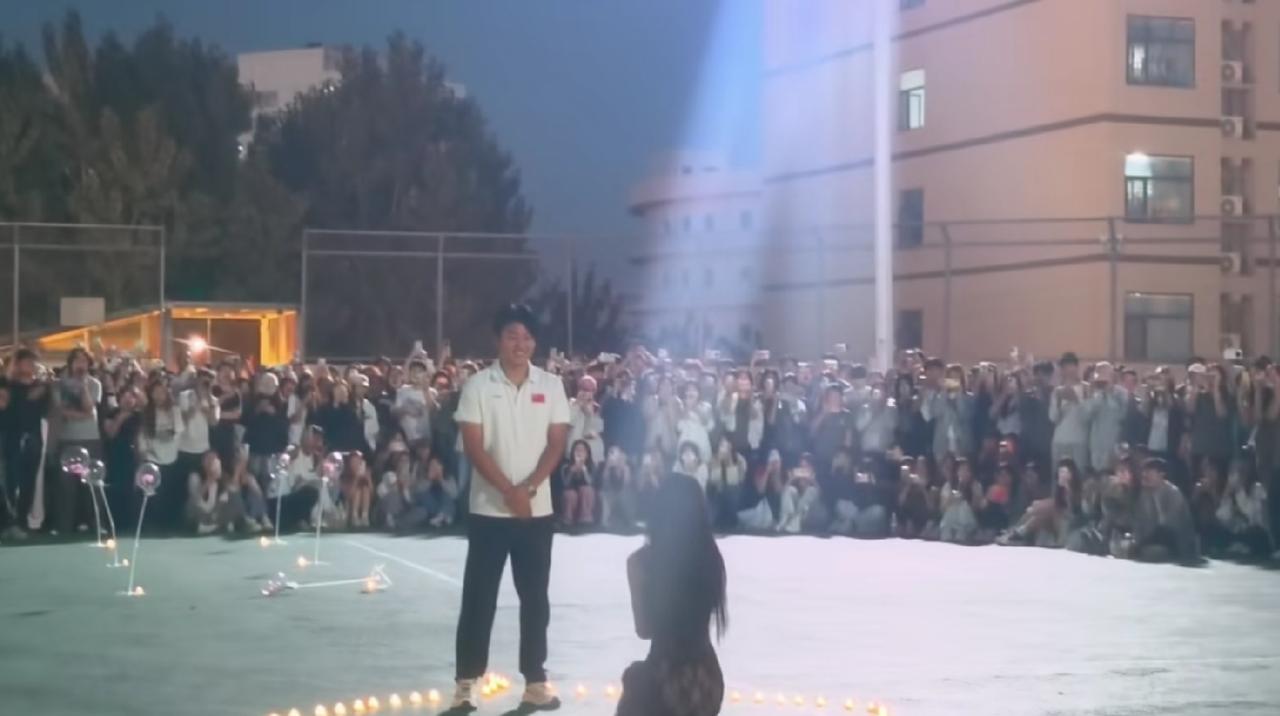 河北师院的操场上这波求婚直接把青春氛围感拉满了。
女生提前摆好爱心蜡烛，穿了条特
