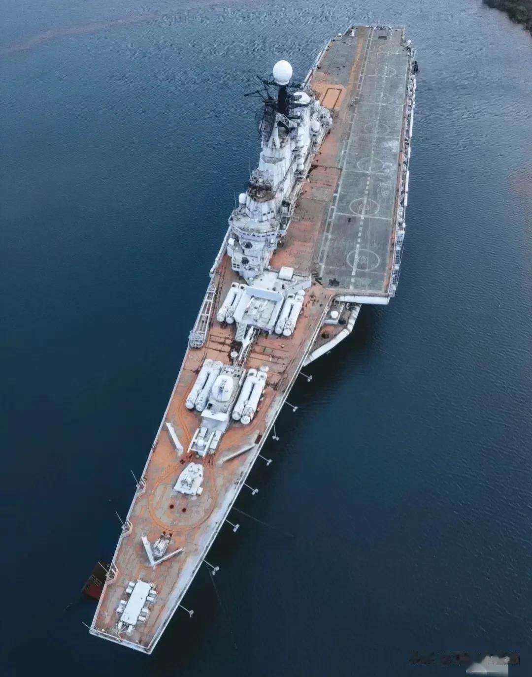  原苏联海军的“基辅”级1143型重型载机巡洋舰，或称航空母舰，是一艘满载排水量