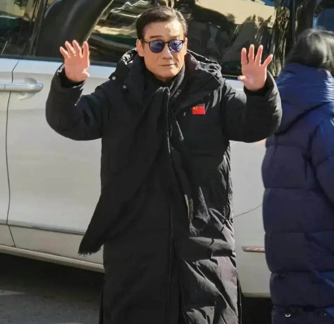 春晚彩排外，67岁的梁家辉，裹着黑羽绒服，对粉丝连鞠三躬还比心。

这年头，明星