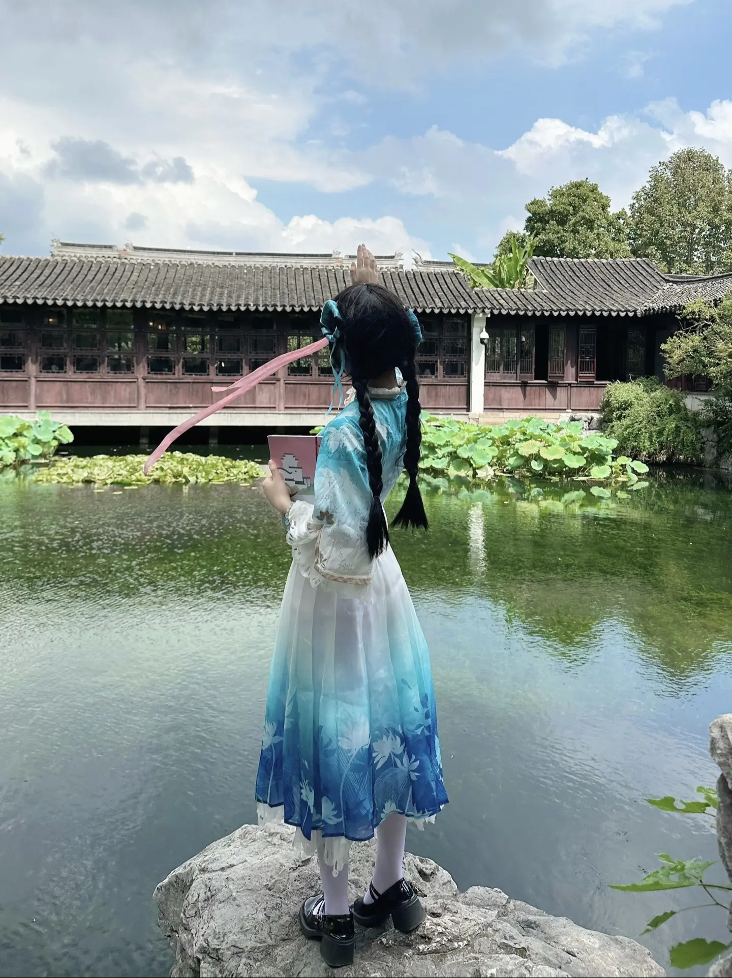 青山烟雨客 似有故人来。
