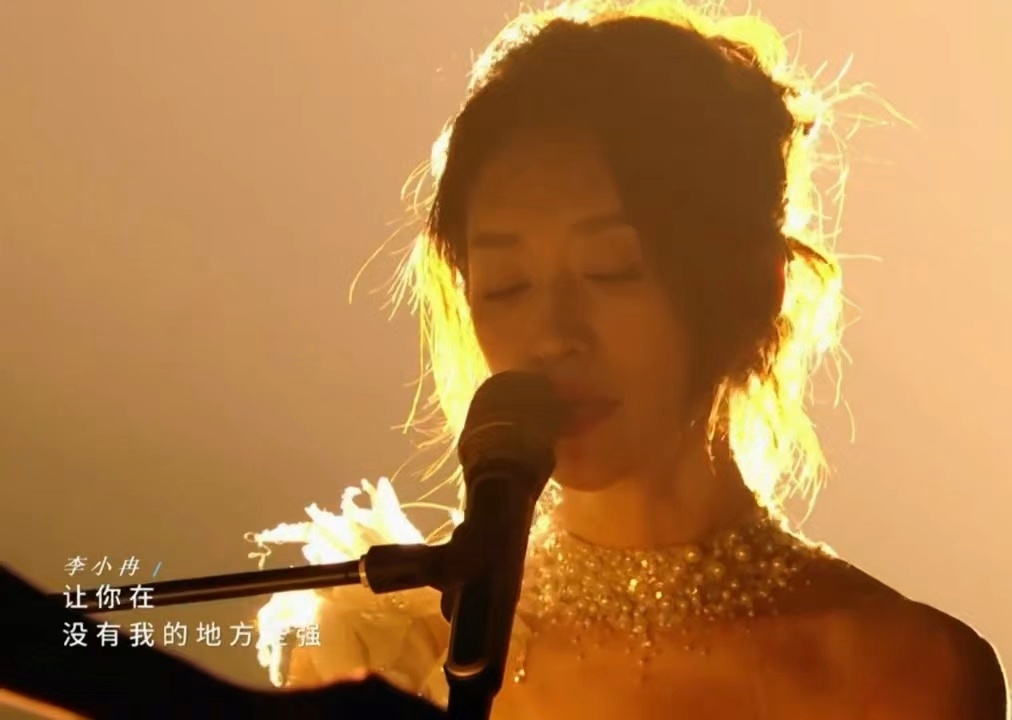 梦一场 好听好哭李小冉李心洁合作《梦一场》，白裙搭配实景钢琴温柔动人，饱含岁月感