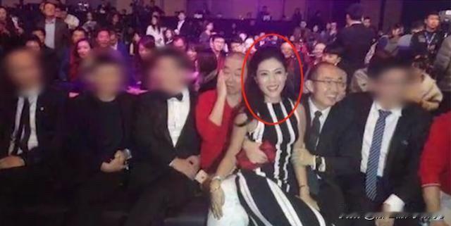 法兰西女仆晚宴上豪放坐某大佬腿的故事，总还有人提起。

那是2015年微博之夜颁