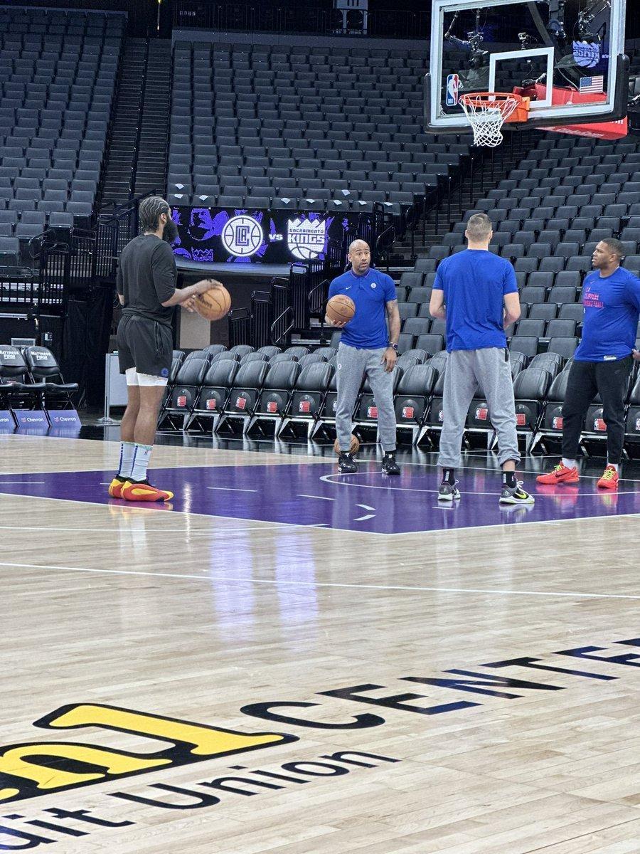 登哥是今天快船第一个到达球馆热身的球员。 ​​​