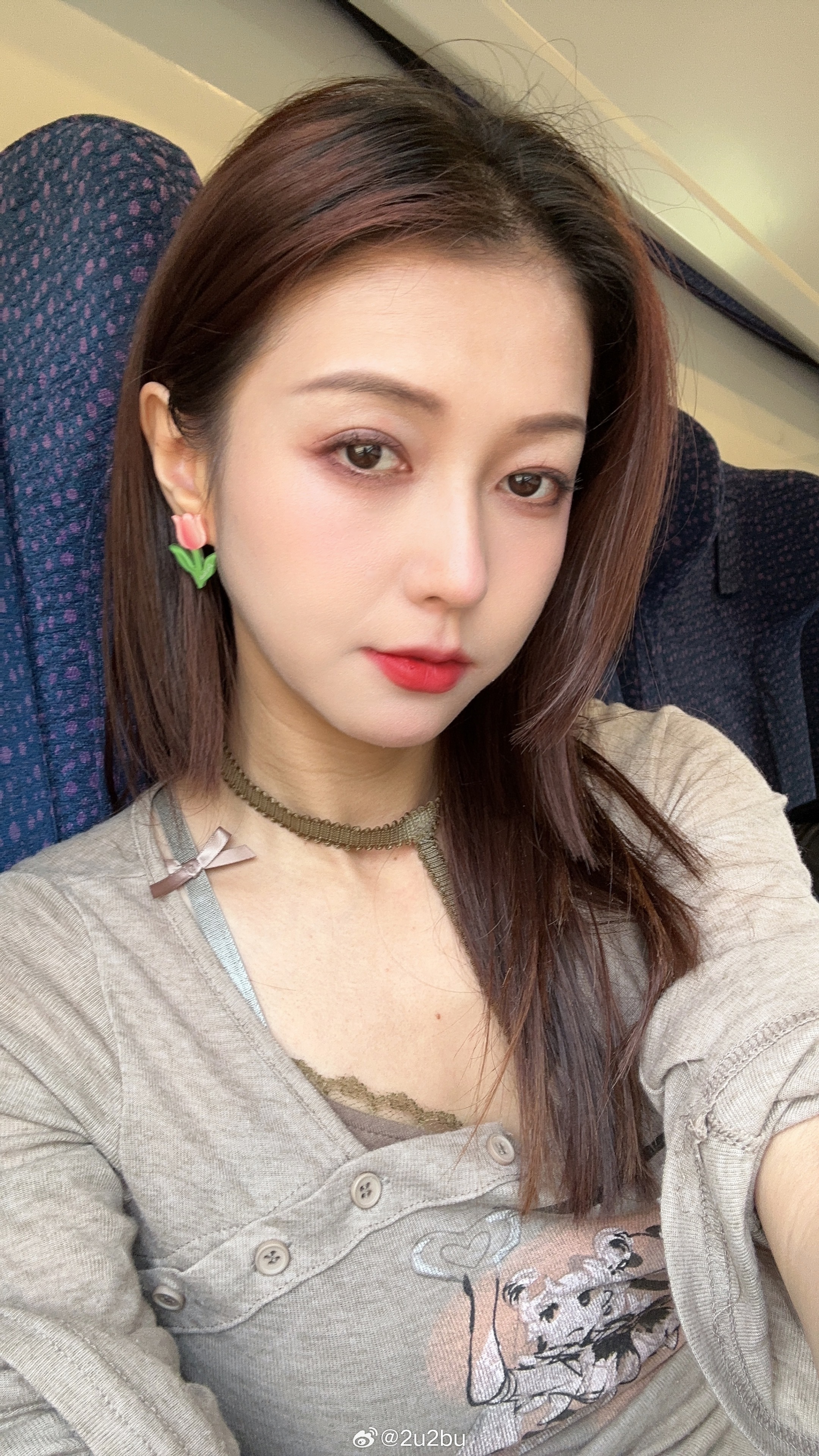 莫名其妙坐了个卧铺，和三大爷一个车厢。一个大爷沉默寡言，一个大爷大声刷抖音，一个
